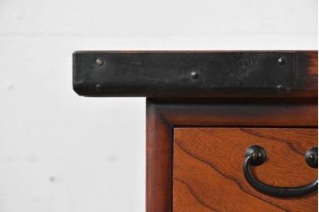 中古　李朝家具　アンティーク調　重厚な円形金具が存在感抜群のサイドボード　(R-085223)