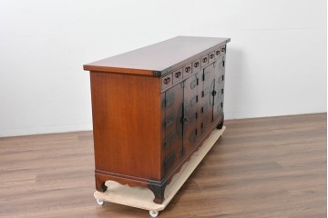 中古　李朝家具　アンティーク調　重厚な円形金具が存在感抜群のサイドボード　(R-085223)