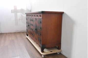 中古　李朝家具　アンティーク調　重厚な円形金具が存在感抜群のサイドボード　(R-085223)