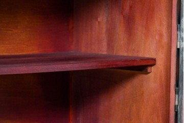 中古　李朝家具　アンティーク調　重厚な円形金具が存在感抜群のサイドボード　(R-085223)