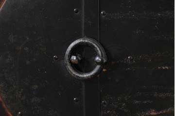 中古　李朝家具　アンティーク調　重厚な円形金具が存在感抜群のサイドボード　(R-085223)