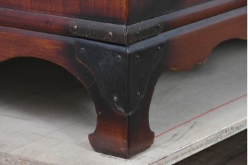 中古　李朝家具　アンティーク調　重厚な円形金具が存在感抜群のサイドボード　(R-085223)