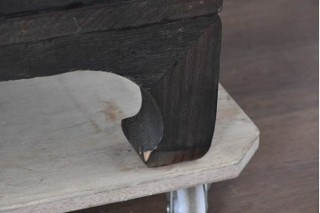 中古　李朝家具　アンティーク調　重厚な円形金具が存在感抜群のサイドボード　(R-085223)