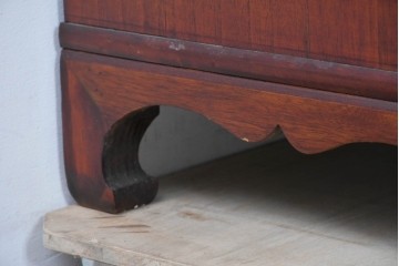 中古　李朝家具　アンティーク調　重厚な円形金具が存在感抜群のサイドボード　(R-085223)