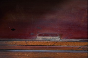 中古　李朝家具　アンティーク調　重厚な円形金具が存在感抜群のサイドボード　(R-085223)