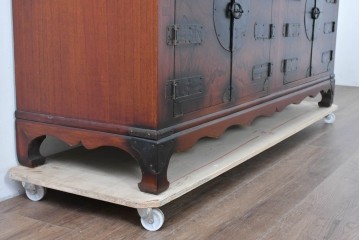 中古　李朝家具　アンティーク調　重厚な円形金具が存在感抜群のサイドボード　(R-085223)