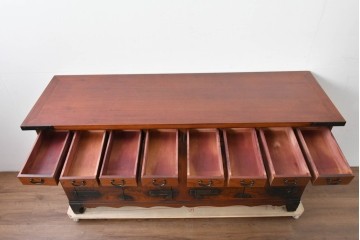 中古　李朝家具　アンティーク調　重厚な円形金具が存在感抜群のサイドボード　(R-085223)