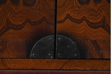 中古　李朝家具　アンティーク調　重厚な円形金具が存在感抜群のサイドボード　(R-085223)