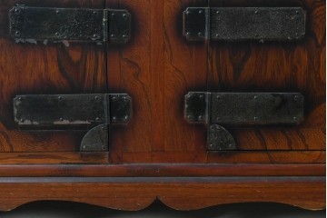 中古　李朝家具　アンティーク調　重厚な円形金具が存在感抜群のサイドボード　(R-085223)