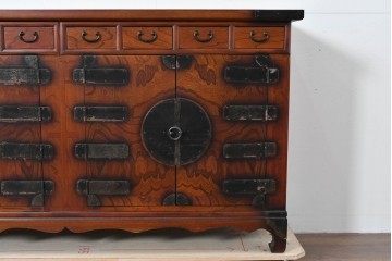 中古　李朝家具　アンティーク調　重厚な円形金具が存在感抜群のサイドボード　(R-085223)