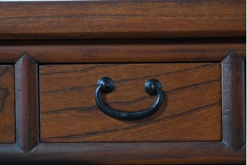 中古　李朝家具　アンティーク調　重厚な円形金具が存在感抜群のサイドボード　(R-085223)