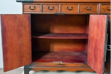 中古　李朝家具　アンティーク調　重厚な円形金具が存在感抜群のサイドボード　(R-085223)