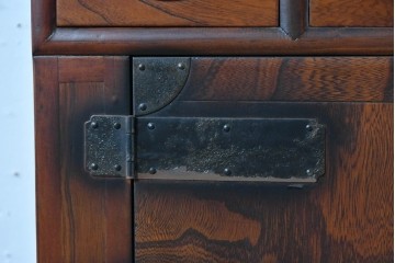 中古　李朝家具　アンティーク調　重厚な円形金具が存在感抜群のサイドボード　(R-085223)