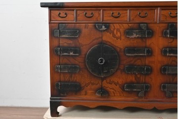 中古　李朝家具　アンティーク調　重厚な円形金具が存在感抜群のサイドボード　(R-085223)