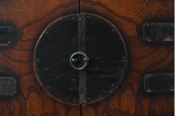 中古　李朝家具　アンティーク調　重厚な円形金具が存在感抜群のサイドボード　(R-085223)