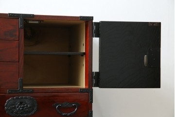 中古　美品　仙台民芸箪笥　力強い杢目と立派な金具が目を引く片開き小引き出し　(R-085224)