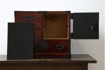 中古　美品　仙台民芸箪笥　力強い杢目と立派な金具が目を引く片開き小引き出し　(R-085224)