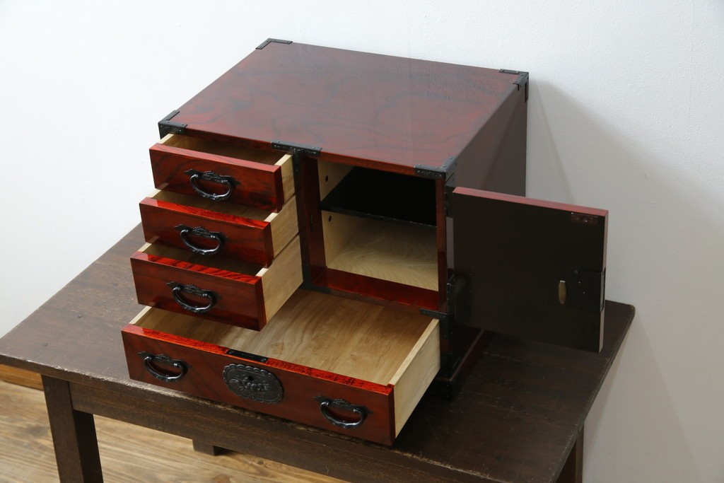 中古　美品　仙台民芸箪笥　力強い杢目と立派な金具が目を引く片開き小引き出し　(R-085224)