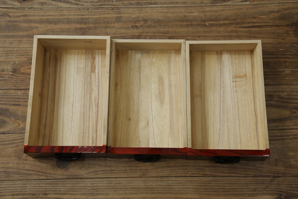 中古　美品　仙台民芸箪笥　力強い杢目と立派な金具が目を引く片開き小引き出し　(R-085224)