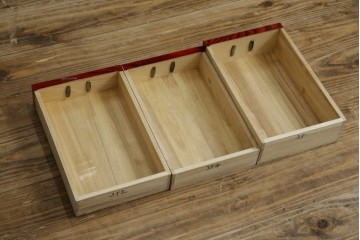 中古　美品　仙台民芸箪笥　力強い杢目と立派な金具が目を引く片開き小引き出し　(R-085224)