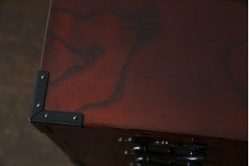 中古　美品　仙台民芸箪笥　力強い杢目と立派な金具が目を引く片開き小引き出し　(R-085224)