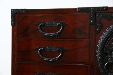 中古　美品　仙台民芸箪笥　力強い杢目と立派な金具が目を引く片開き小引き出し　(R-085224)