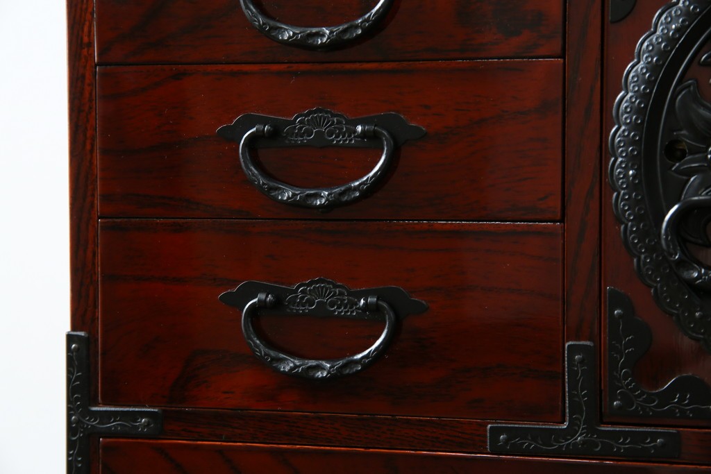 中古　美品　仙台民芸箪笥　力強い杢目と立派な金具が目を引く片開き小引き出し　(R-085224)