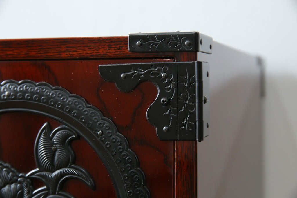 中古　美品　仙台民芸箪笥　力強い杢目と立派な金具が目を引く片開き小引き出し　(R-085224)