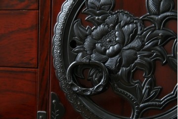 中古　美品　仙台民芸箪笥　力強い杢目と立派な金具が目を引く片開き小引き出し　(R-085224)