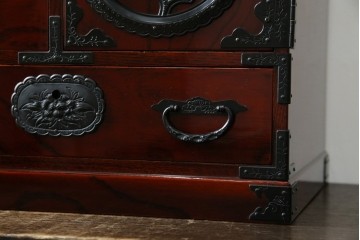 中古　美品　仙台民芸箪笥　力強い杢目と立派な金具が目を引く片開き小引き出し　(R-085224)