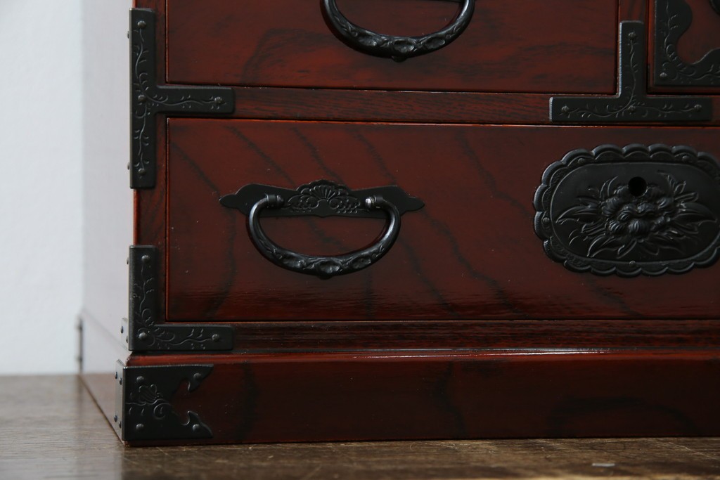 中古　美品　仙台民芸箪笥　力強い杢目と立派な金具が目を引く片開き小引き出し　(R-085224)