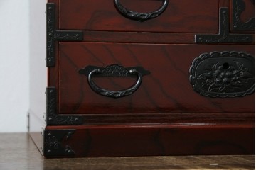 中古　美品　仙台民芸箪笥　力強い杢目と立派な金具が目を引く片開き小引き出し　(R-085224)