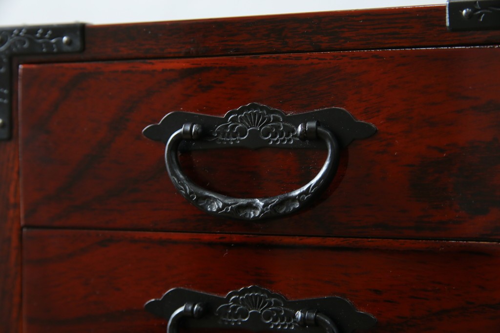 中古　美品　仙台民芸箪笥　力強い杢目と立派な金具が目を引く片開き小引き出し　(R-085224)