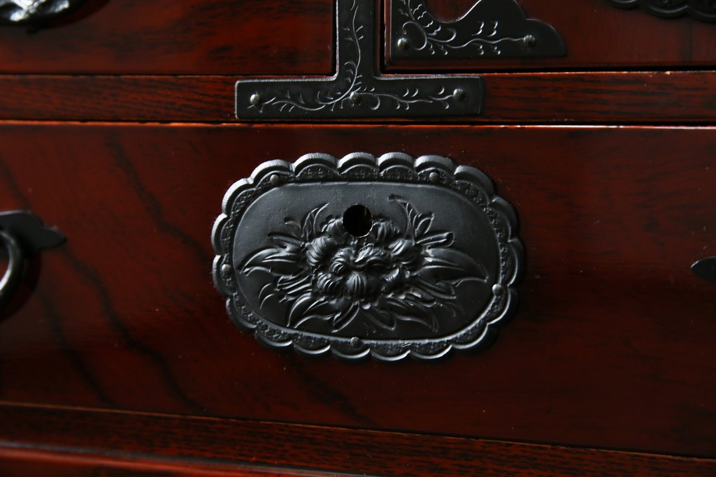 中古　美品　仙台民芸箪笥　力強い杢目と立派な金具が目を引く片開き小引き出し　(R-085224)