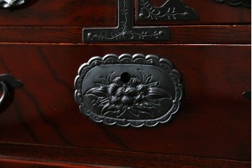 中古　美品　仙台民芸箪笥　力強い杢目と立派な金具が目を引く片開き小引き出し　(R-085224)