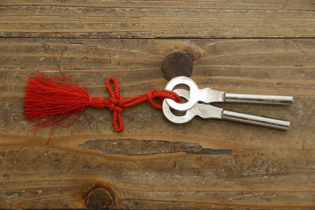 中古　美品　仙台民芸箪笥　力強い杢目と立派な金具が目を引く片開き小引き出し　(R-085224)