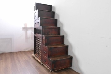 和製アンティーク　デザインとバランスが良いね! 端正な造りと角手金具が魅力の三分割階段箪笥　(R-085227)