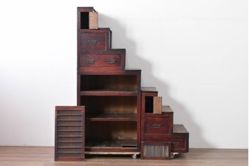 和製アンティーク　デザインとバランスが良いね! 端正な造りと角手金具が魅力の三分割階段箪笥　(R-085227)