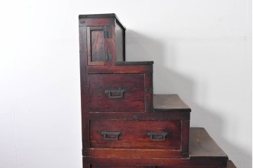 和製アンティーク　デザインとバランスが良いね! 端正な造りと角手金具が魅力の三分割階段箪笥　(R-085227)