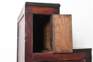 和製アンティーク　デザインとバランスが良いね! 端正な造りと角手金具が魅力の三分割階段箪笥　(R-085227)