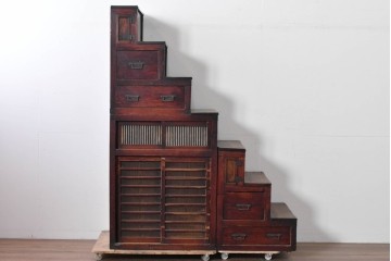 和製アンティーク　デザインとバランスが良いね! 端正な造りと角手金具が魅力の三分割階段箪笥　(R-085227)