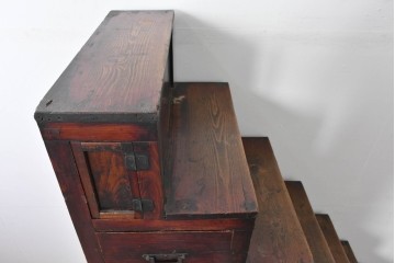 和製アンティーク　デザインとバランスが良いね! 端正な造りと角手金具が魅力の三分割階段箪笥　(R-085227)