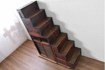 和製アンティーク　デザインとバランスが良いね! 端正な造りと角手金具が魅力の三分割階段箪笥　(R-085227)