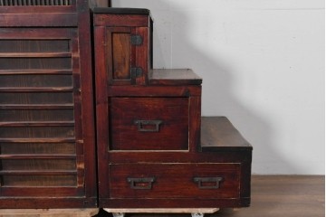 和製アンティーク　デザインとバランスが良いね! 端正な造りと角手金具が魅力の三分割階段箪笥　(R-085227)