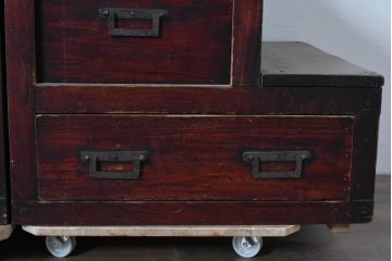 和製アンティーク　デザインとバランスが良いね! 端正な造りと角手金具が魅力の三分割階段箪笥　(R-085227)