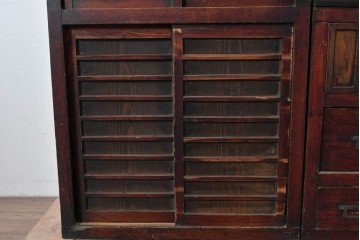 和製アンティーク　デザインとバランスが良いね! 端正な造りと角手金具が魅力の三分割階段箪笥　(R-085227)