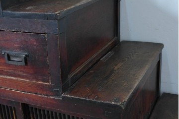 和製アンティーク　デザインとバランスが良いね! 端正な造りと角手金具が魅力の三分割階段箪笥　(R-085227)