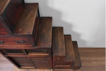 和製アンティーク　デザインとバランスが良いね! 端正な造りと角手金具が魅力の三分割階段箪笥　(R-085227)