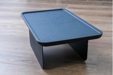 中古　美品　2024年10月購入　エスティック フォルマックス(formax)　サンフェレ(SANFELE)　SFE-35N-BK　便利なトレー付きの3P片肘ソファ(左)とオットマンのセット　定価(セット合計)約51万円　(R-085229)