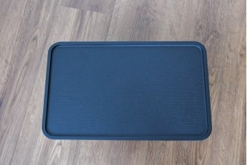 中古　美品　2024年10月購入　エスティック フォルマックス(formax)　サンフェレ(SANFELE)　SFE-35N-BK　便利なトレー付きの3P片肘ソファ(左)とオットマンのセット　定価(セット合計)約51万円　(R-085229)